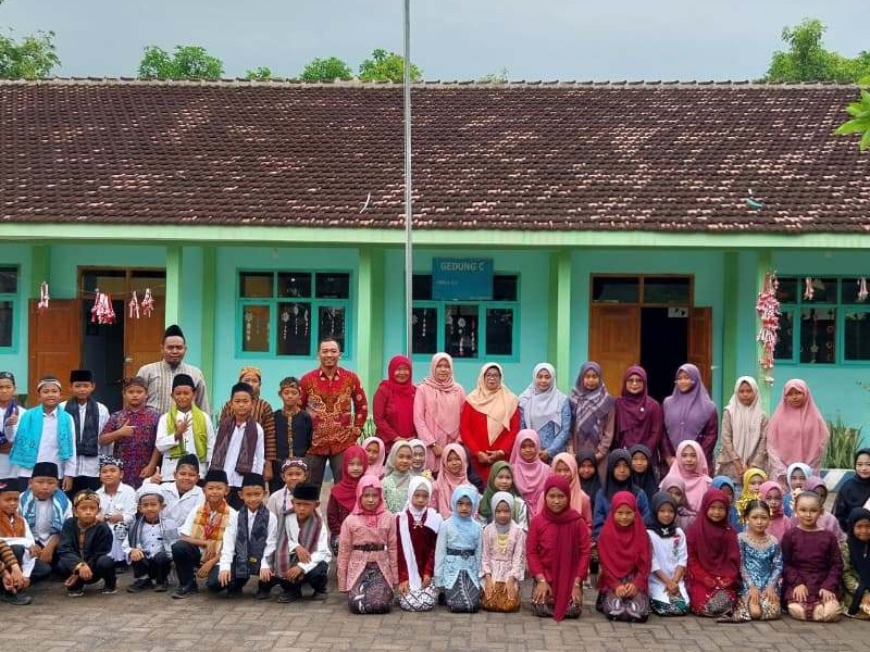 UPACARA PERINGATAN HARI PAHLAWAN TAHUN 2025 DI SD NEGERI 1 LANDANGAN