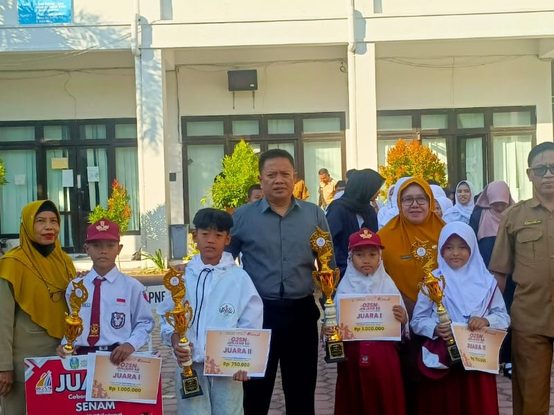 Pemberian Tropi Juara O2SN Tingkat Kabupaten SD Negeri 1 Landangan Raih Dua Prestasi Membanggakan