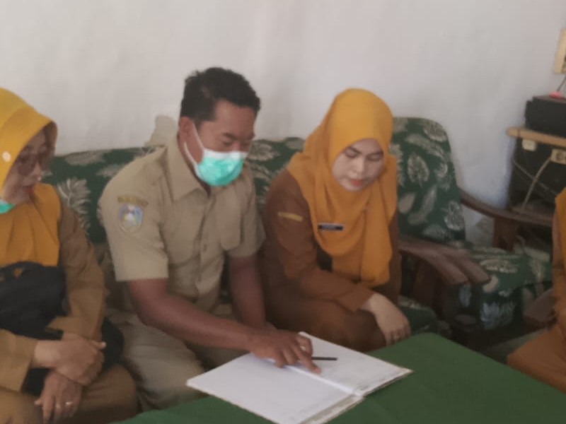 Pemberian Obat Cacing dan Cek Kesehatan Gratis (CKG) oleh Puskesmas Kapongan di SD Negeri 1 Landangan